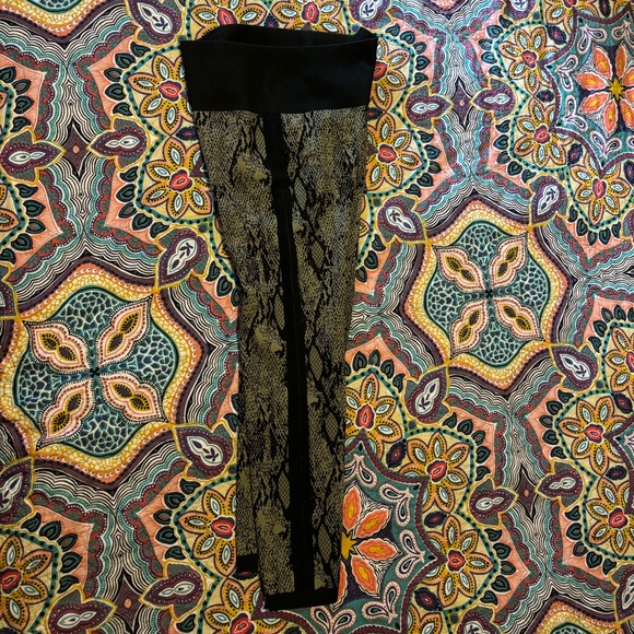 Fabletics high-waisted seamless snakeskin 7/8 legging, size large/10 - Picture 3 of 4
